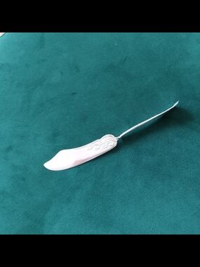 Vintage Silver-plated Butter Knife with a Twisted Handle Oak Leaf Motif